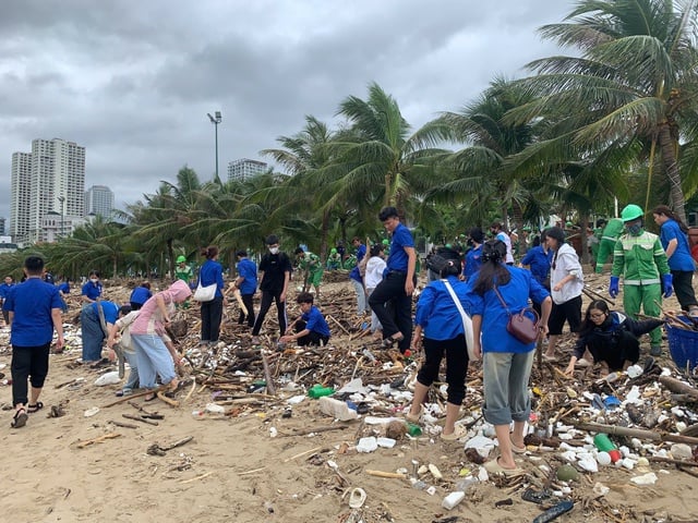 Nha Trang, turistleri yeniden ağırlamaya hazır bir şekilde plajı acilen temizliyor - Fotoğraf 4.