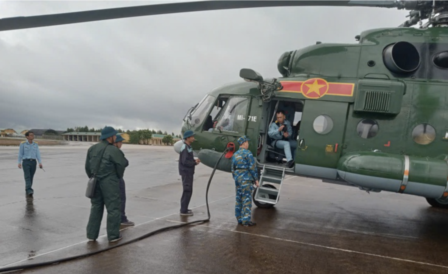 Trực thăng của Sư đoàn 372 bay vào vùng lũ cô lập, cứu trợ người dân