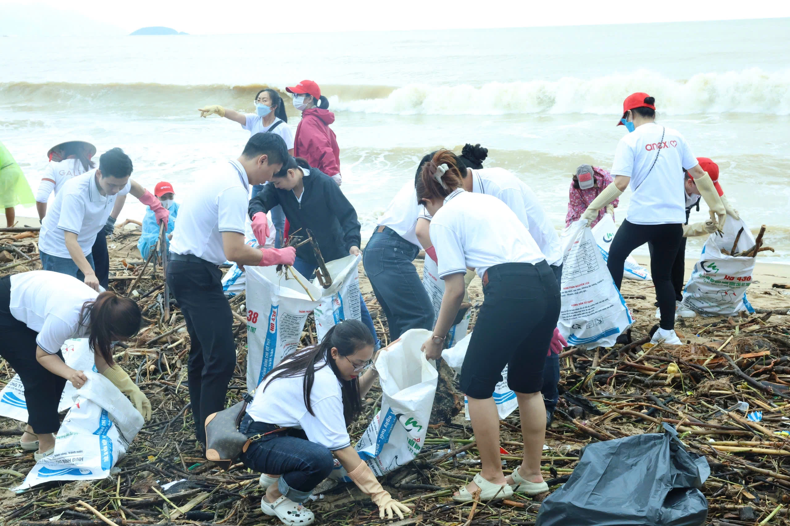 Nha Trang khẩn trương làm sạch bờ biển, chuẩn bị đón du khách trở lại