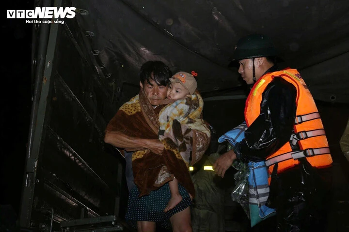 Ai được ngủ trên giường, ăn cơm nóng, hãy nghĩ đến đồng bào nơi rốn lũ