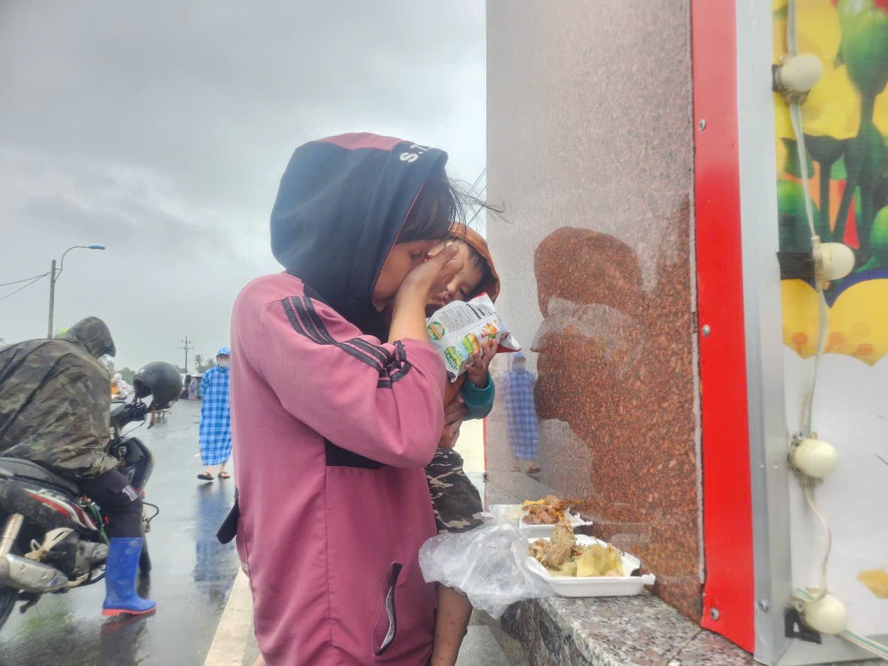 Bữa cơm nóng đầu tiên tại Đắk Lắk: Hành trình từ nước mưa, mì sống đến giọt nước mắt nhẹ nhõm