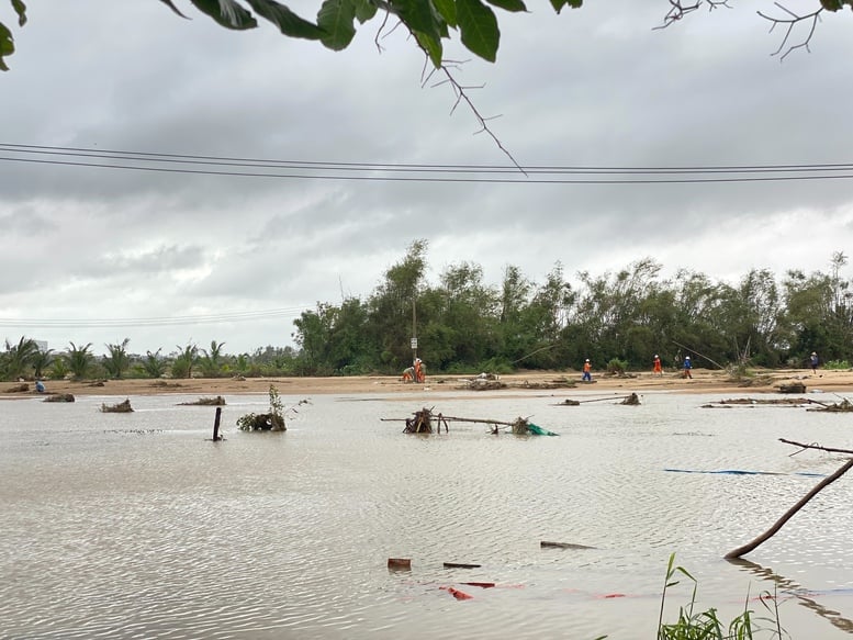 Nhiều khu vực ở Đắk Lắk chưa thể đóng điện trở lại- Ảnh 1.