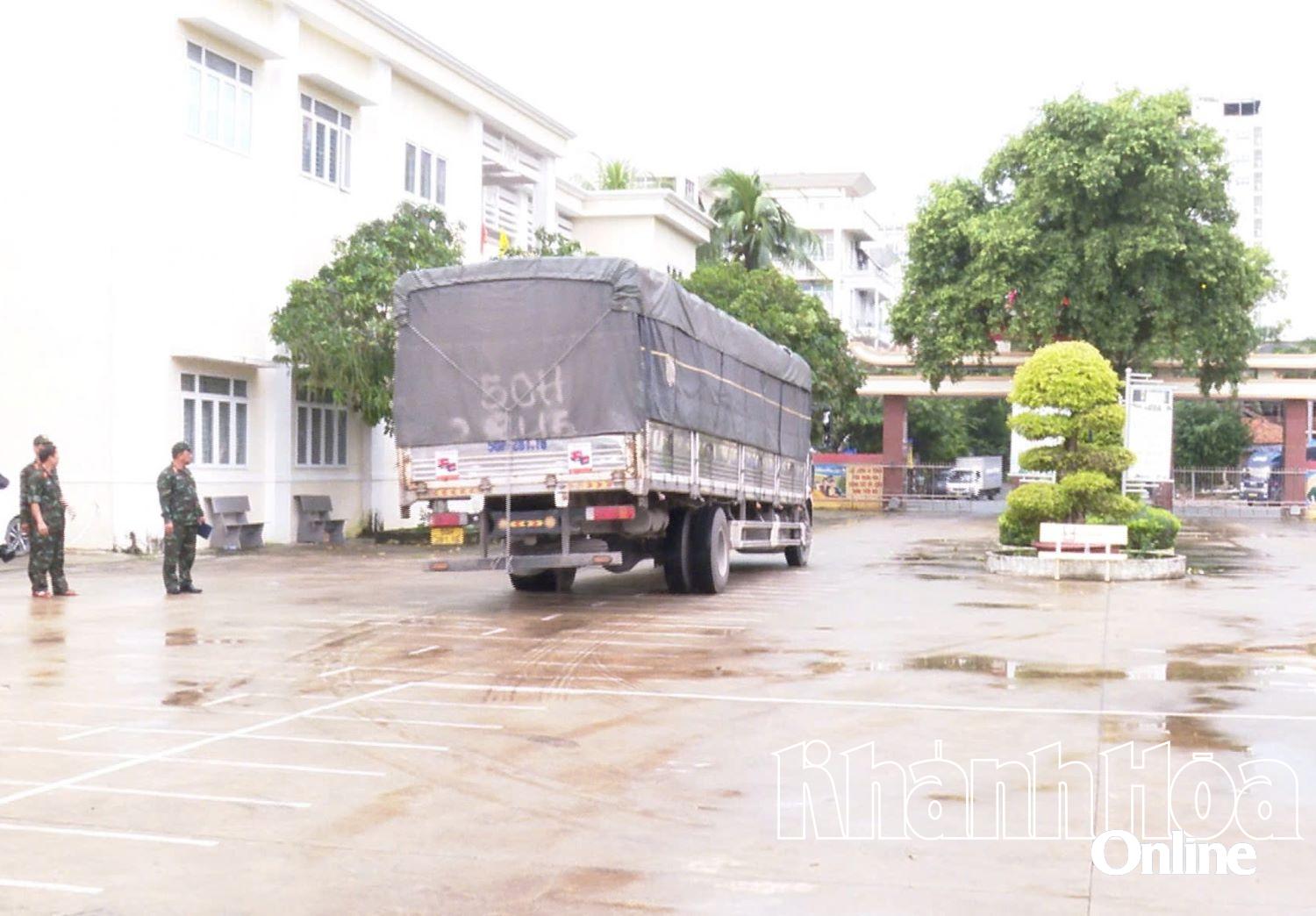 Produkty pierwszej potrzeby zostały przetransportowane, rozdysponowane i dostarczone ludziom przez Dowództwo Wojskowe Prowincji Khanh Hoa tak szybko, jak było to możliwe.