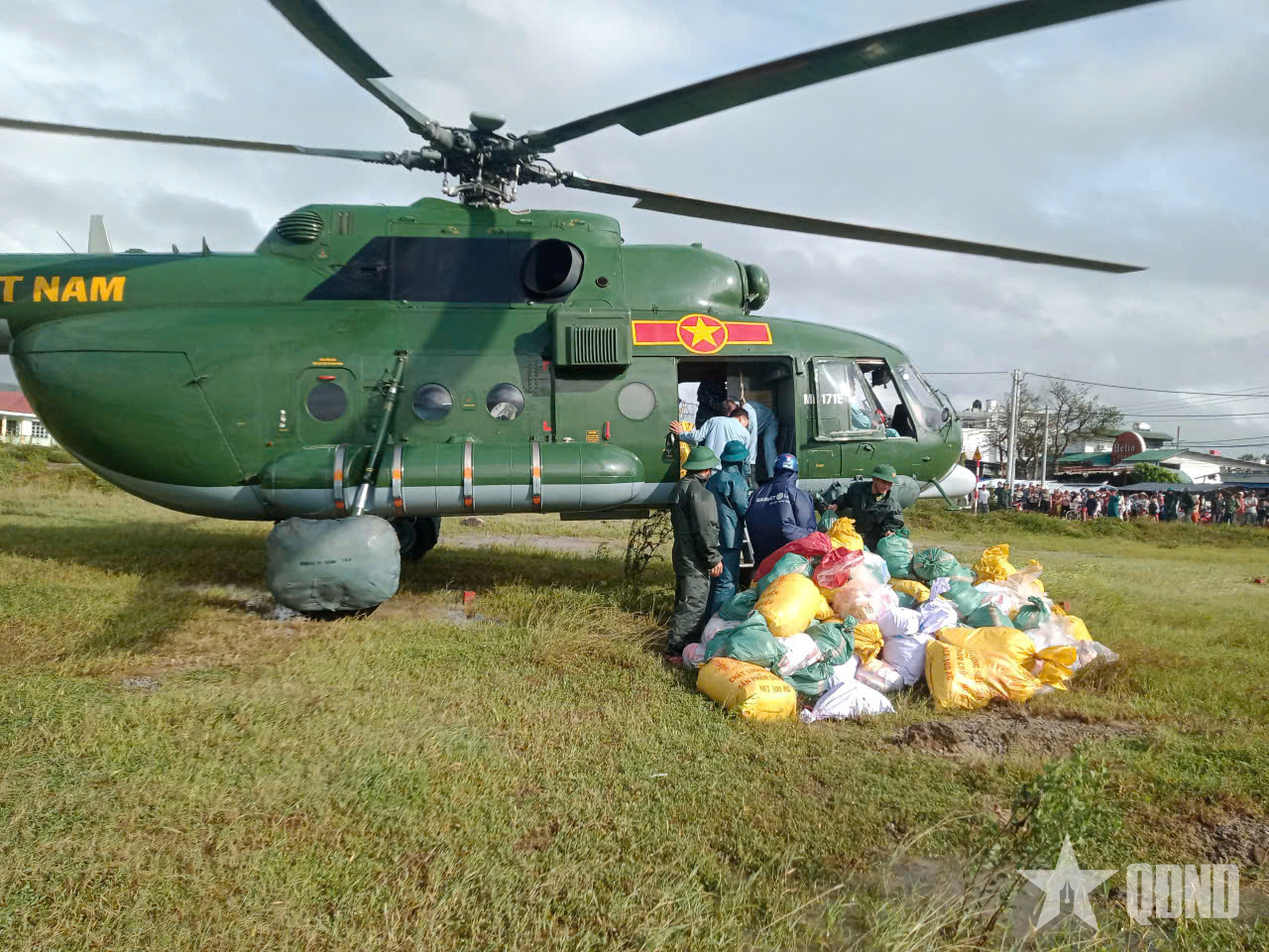 Trực thăng tiếp tế 2,3 tấn nhu yếu phẩm thiết yếu cho người dân vùng lũ Đắk Lắk