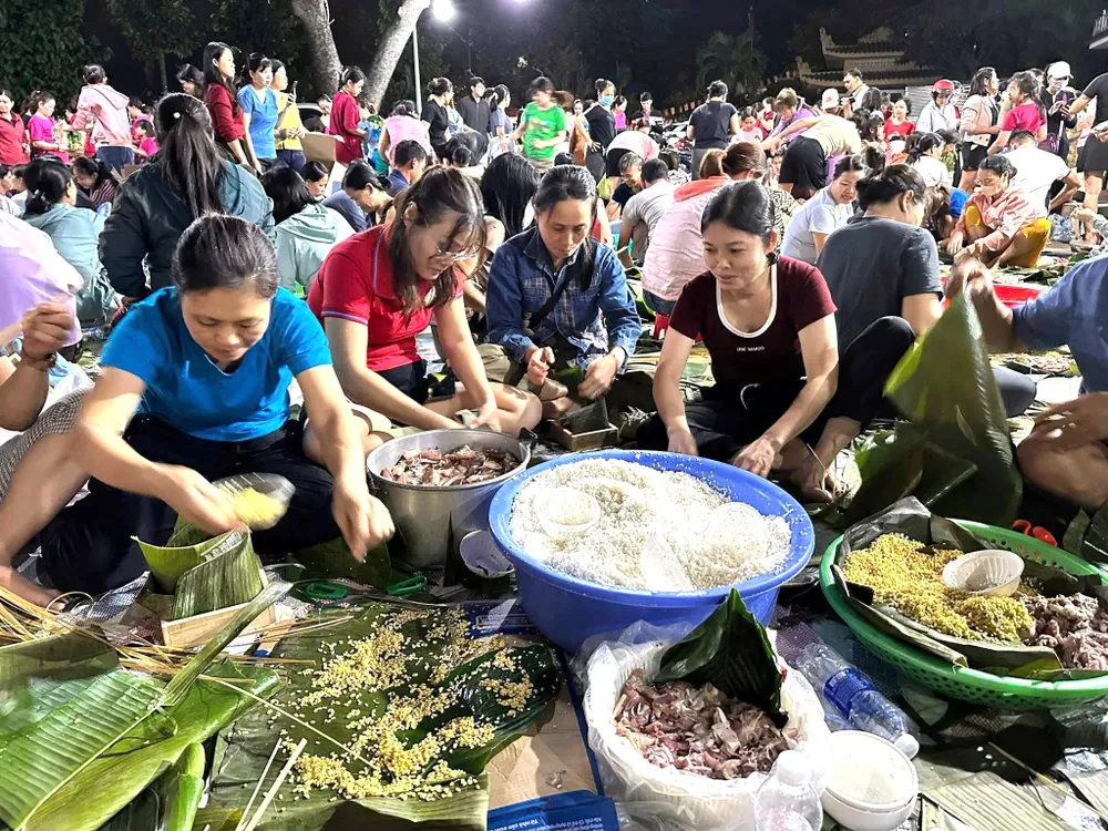 Dans le quartier de Trang Dai (province de Dong Nai), les habitants ont travaillé toute la nuit pour emballer des bánh chưng et des bánh tét à destination des personnes sinistrées. Photo : NBH