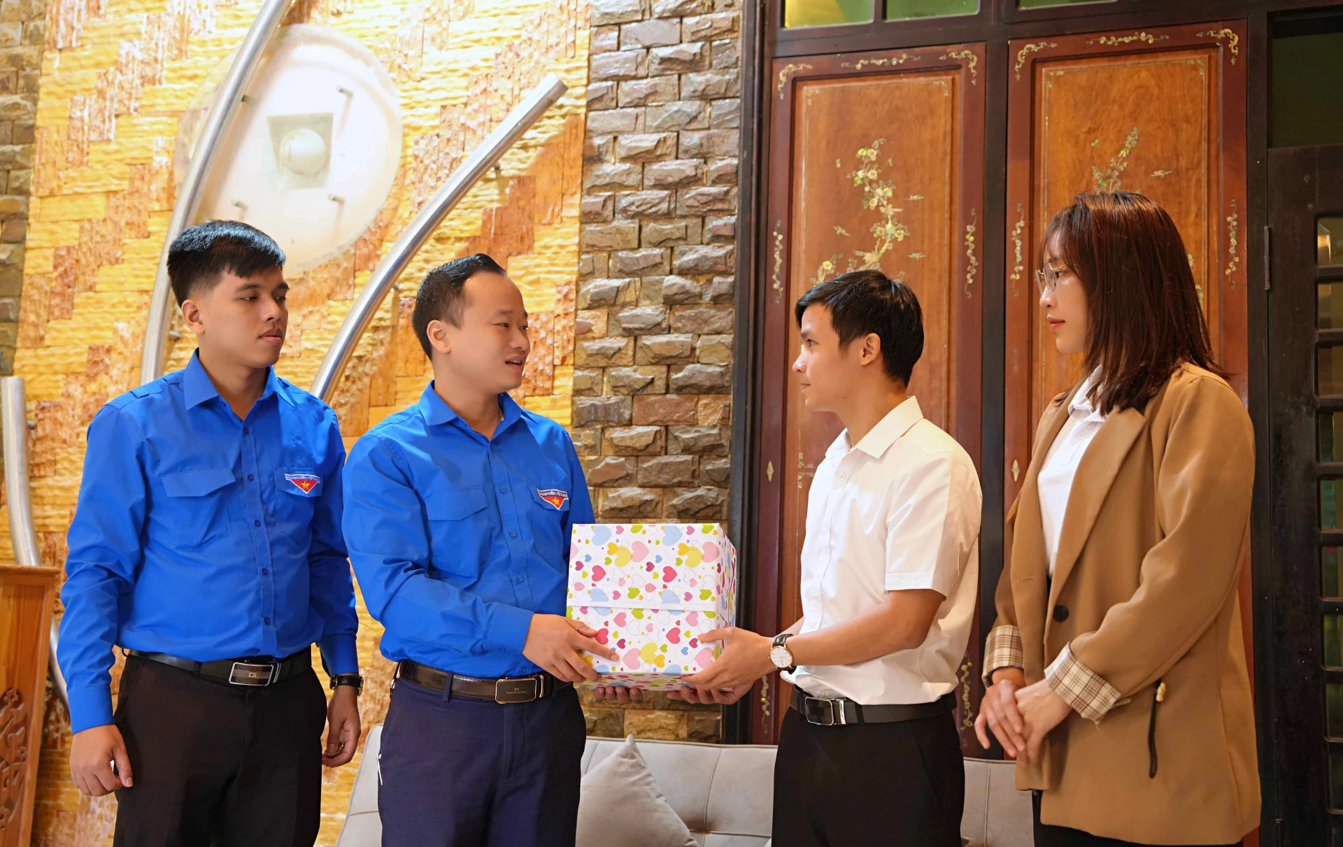 Pejabat Persatuan Pemuda Provinsi dan Persatuan Pemuda Vietnam provinsi secara teratur mengunjungi dan memberi semangat kepada para wirausahawan muda - Foto: Q.H