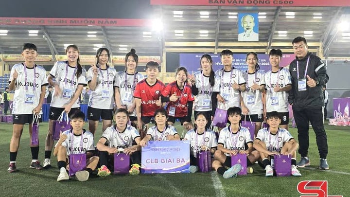 Đội bóng đá nữ Sơn La đoạt Huy chương Đồng Giải Bóng đá nữ 7 người vô địch quốc gia Carefor Cup 2025