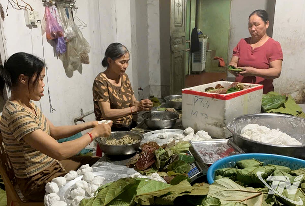 Nguyen Thi Luongs familie, i grenda Tin Keo (Phu Dinh kommune) pakker inn maureggkaker.