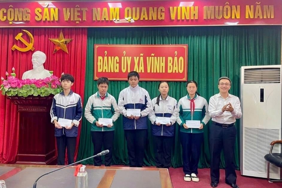 20 trẻ em mồ côi ở Vĩnh Bảo được nhận đỡ đầu đến năm 18 tuổi