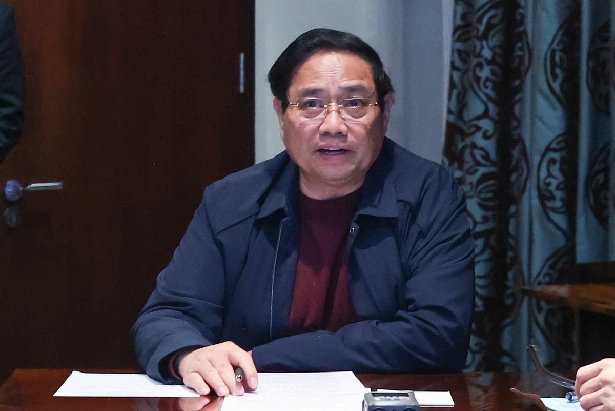Il Primo Ministro Pham Minh Chinh ha presieduto una riunione online urgente con ministeri, agenzie e autorità locali, collegati da diverse località del Paese, per discutere della situazione delle inondazioni e continuare a rispondere e mitigare le conseguenze dei disastri naturali nelle province centrali. Foto: VGP/Nhat Bac.