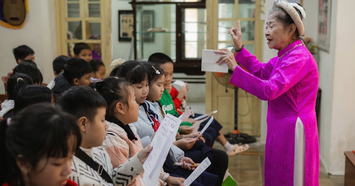 Đưa sách, ca Huế đến gần hơn với học sinh tiểu học