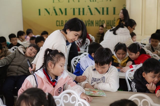 Đưa sách, ca Huế đến gần hơn với học sinh tiểu học- Ảnh 1.