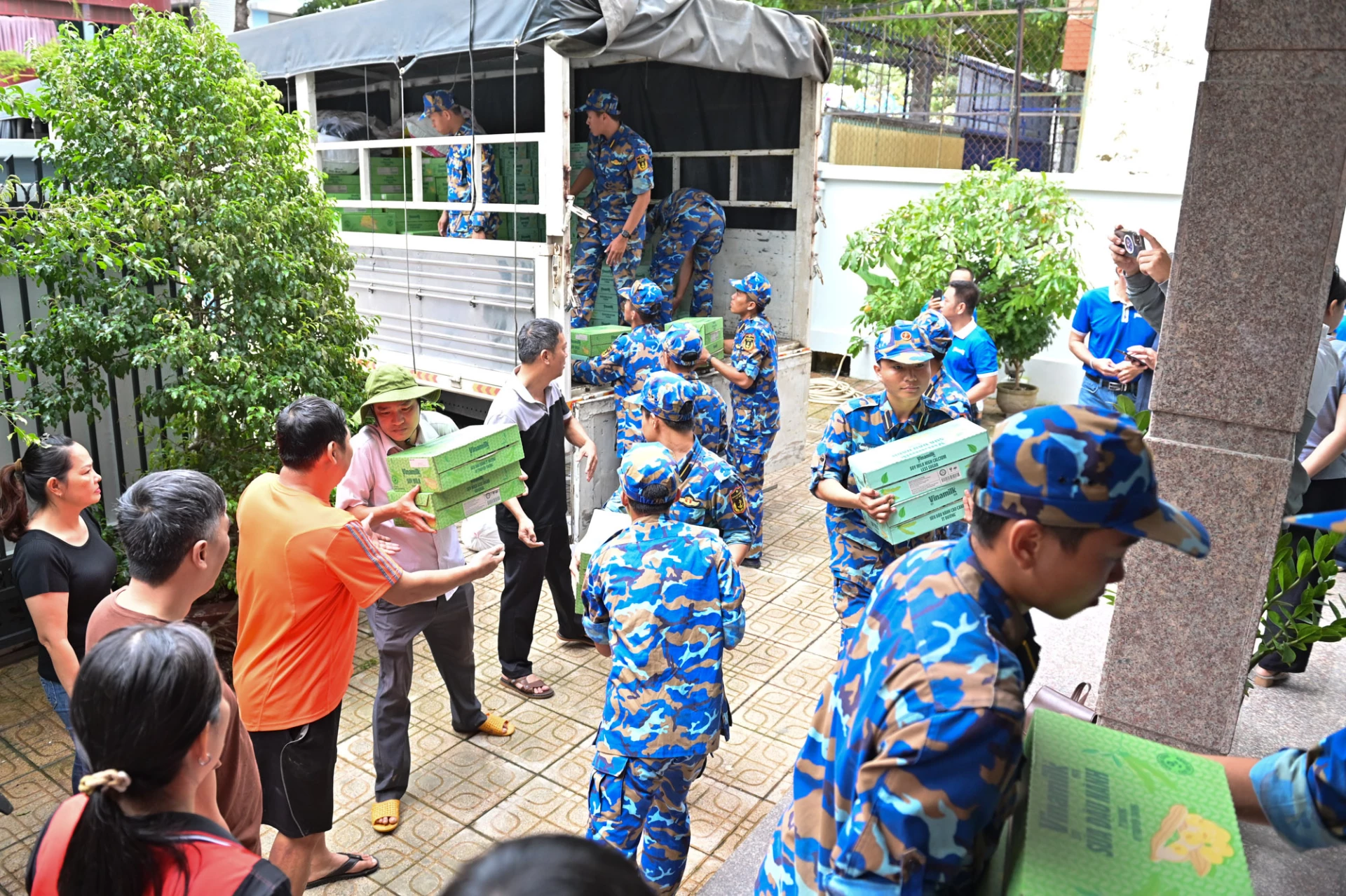 Báo và Phát thanh, Truyền hình Khánh Hòa tiếp nhận 16 tấn hàng do Vinamilk hỗ trợ người dân vùng lũ