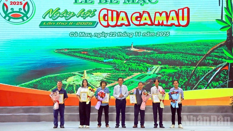 Товарищ Хо Вьет Чиеу, директор полиции провинции Камау, наградил авторов логотипа, забавных символов о крабе и слогана на тему «Краб Камау: аромат леса — вкус моря».