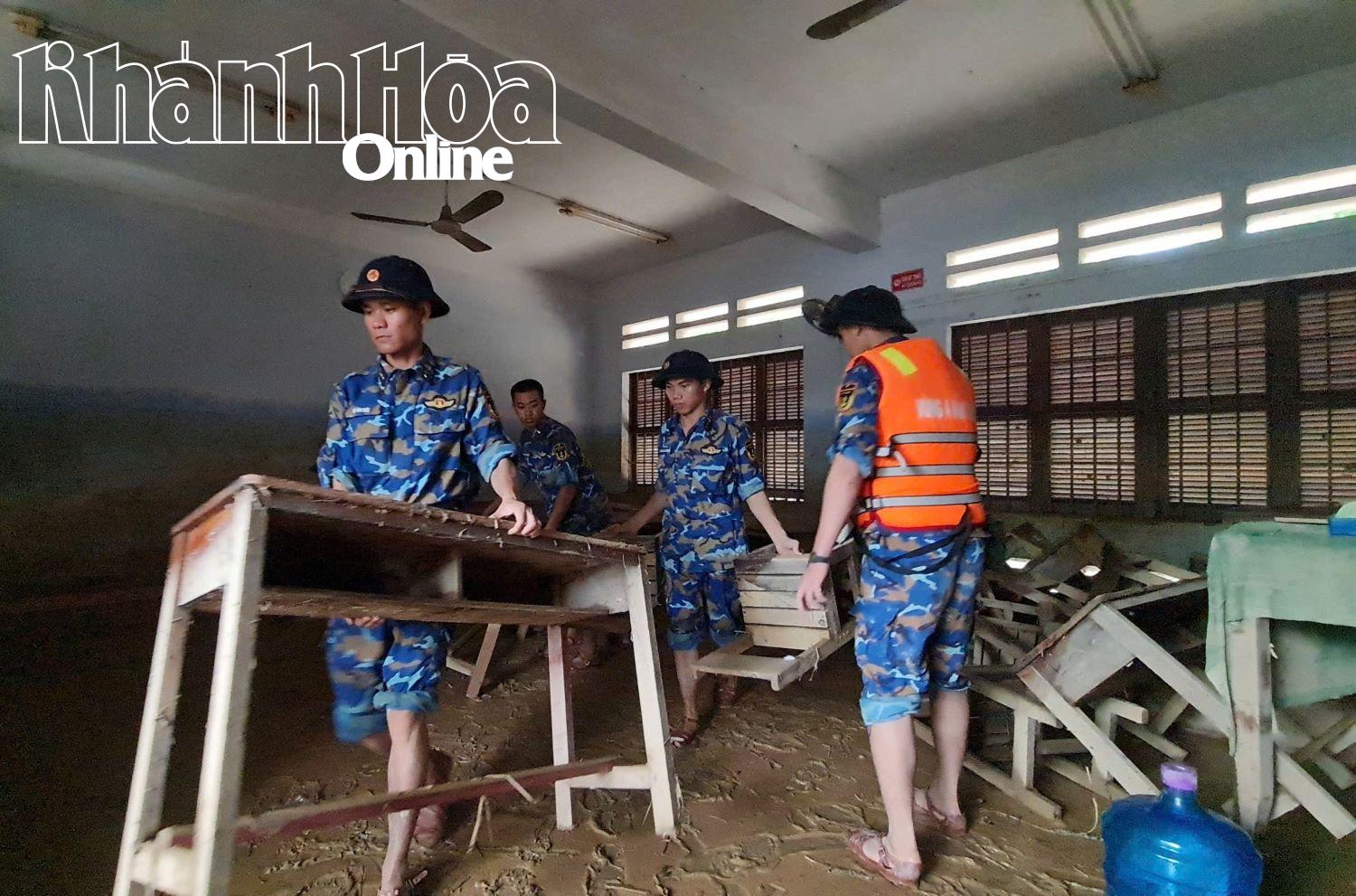 Sát cánh cùng người dân sau lũ