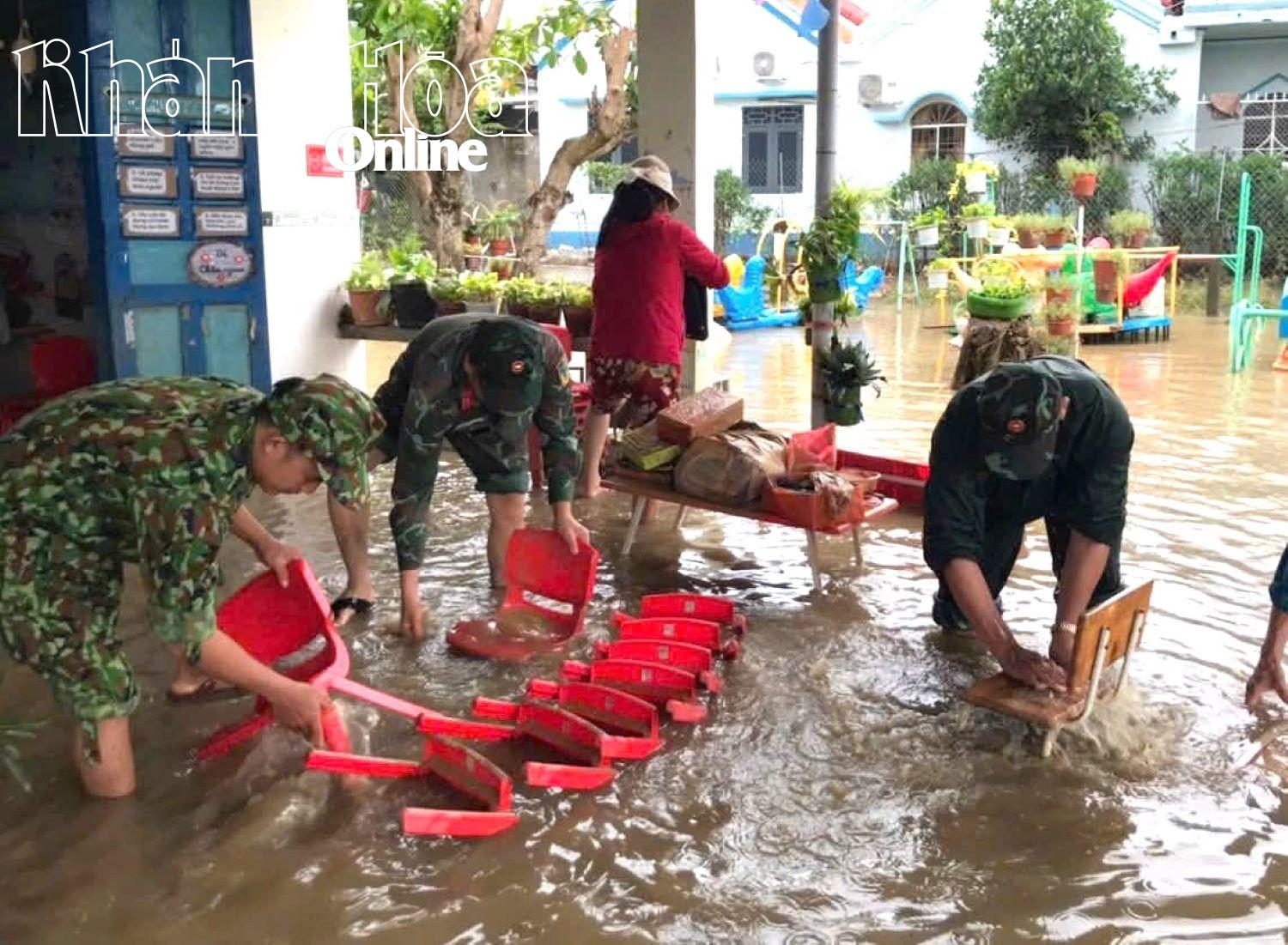 Pegawai dan tentera Komando Pertahanan Wilayah 1 - Ninh Hoa mengambil bahagian dalam membersihkan sekolah di kawasan itu.