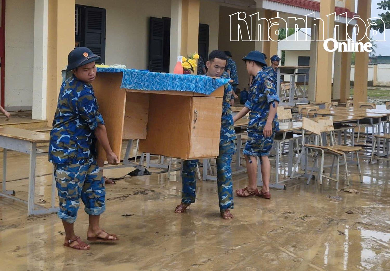 Bahagian Pertahanan Udara ke-377 membantu sekolah membersihkan selepas banjir.