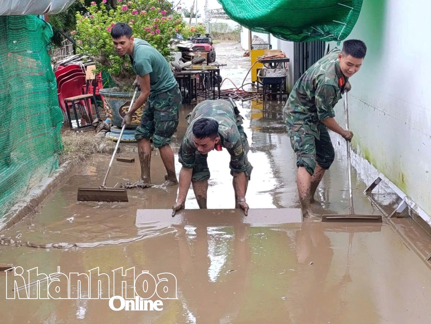 Pasukan Rejimen Infantri ke-896 membantu orang ramai membersihkan rumah mereka.