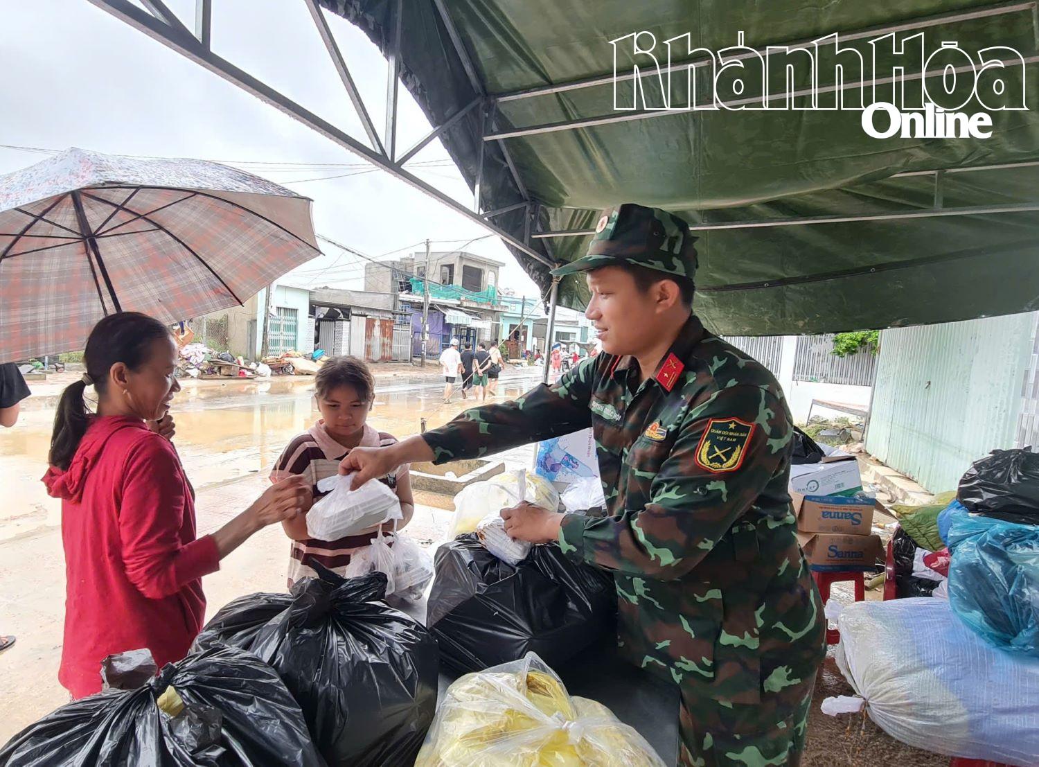 Makanan Rejimen Infantri 974 telah dihantar kepada penduduk komune Dien Dien.
