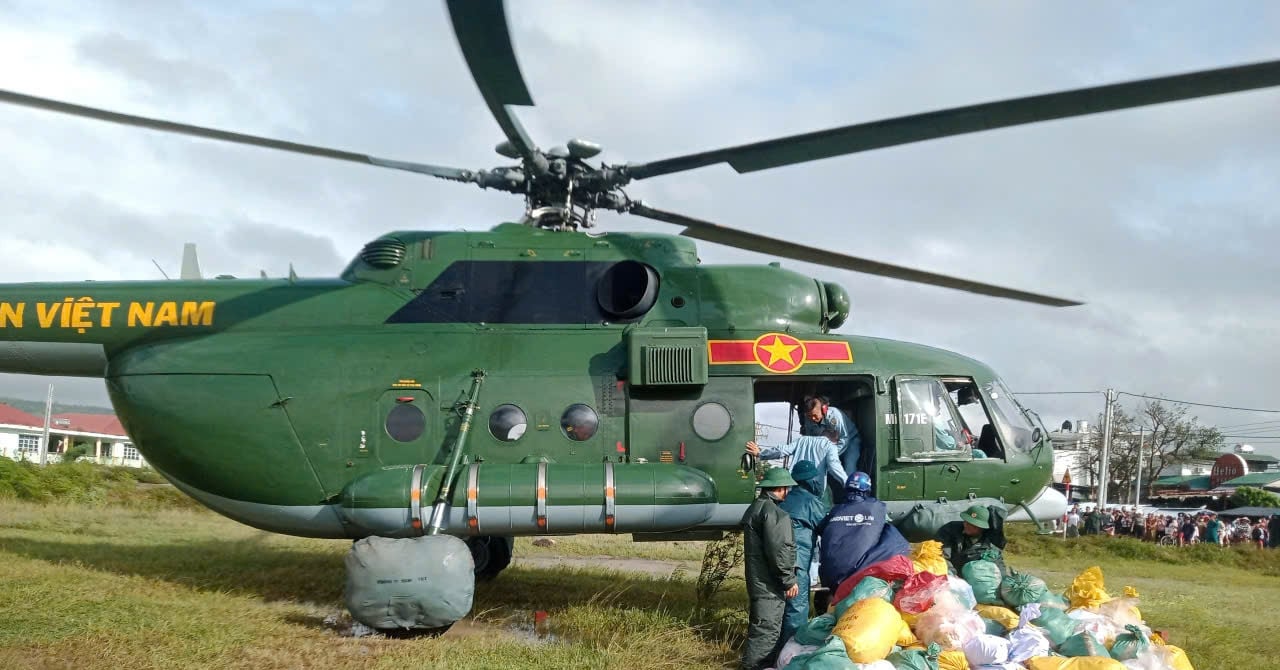 Máy bay Mi-17 mang hơn 3 tấn hàng đến với người dân bị cô lập ở Đắk Lắk