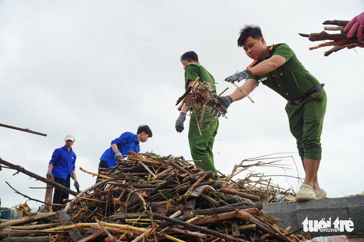 Cả ngàn người dọn rác ngập trên bãi biển Nha Trang sau lũ - Ảnh 7.