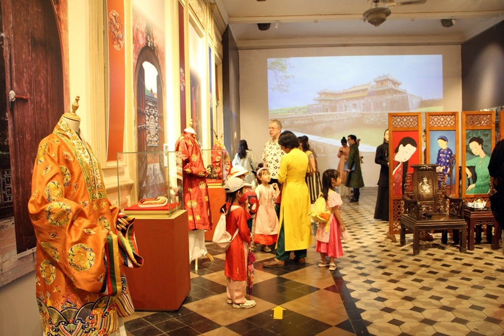 18~20세기 베트남 의상 전시 및 소개