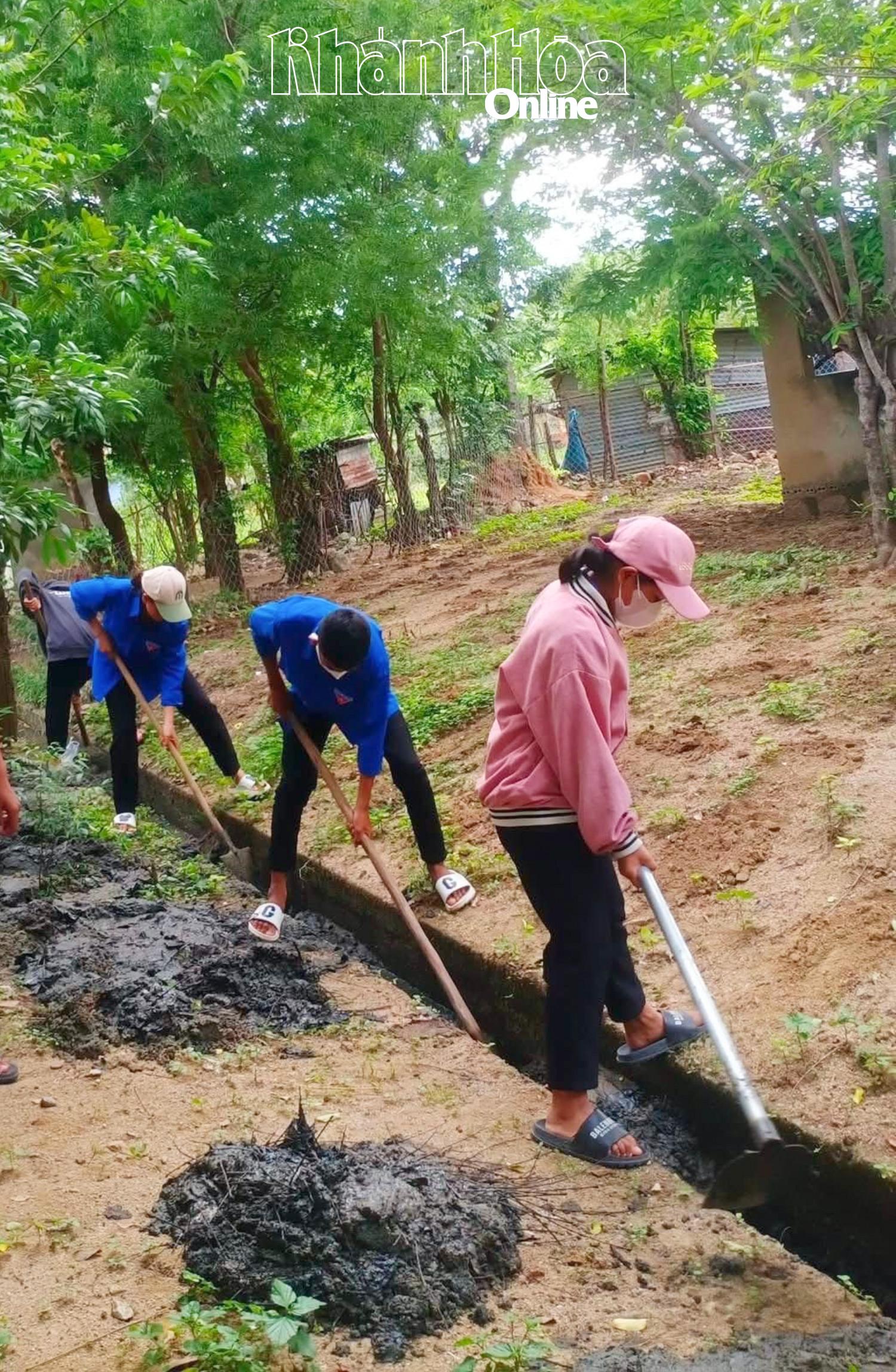 Đoàn xã Phước Hà khắc phục môi trường sau mưa lũ