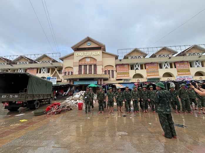 Giảm 70% học phí cho sinh viên vùng bão lũ - Ảnh 1.