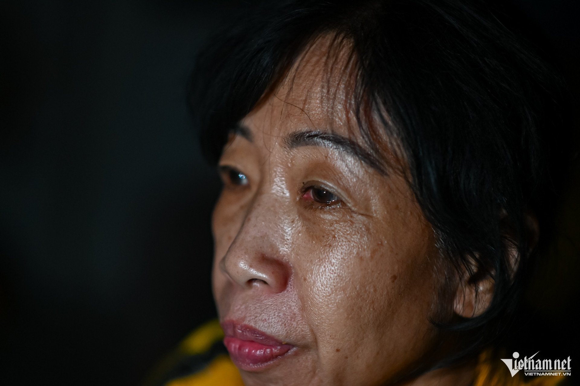 Đêm ám ảnh của gia đình 6 người ở Tây Nha Trang: 'Chỉ sợ trượt tay là mẹ chìm xuống'