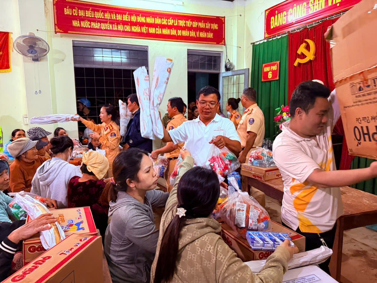 Nhân sự của Hoa Sen Home và Nhựa Hoa Sen cùng Cảnh sát Giao thông địa phương tại Gia Lai, đã trực tiếp chuyển từng phần quà đến tay người dân tại các khu vực tâm lũ. Ảnh: PV.