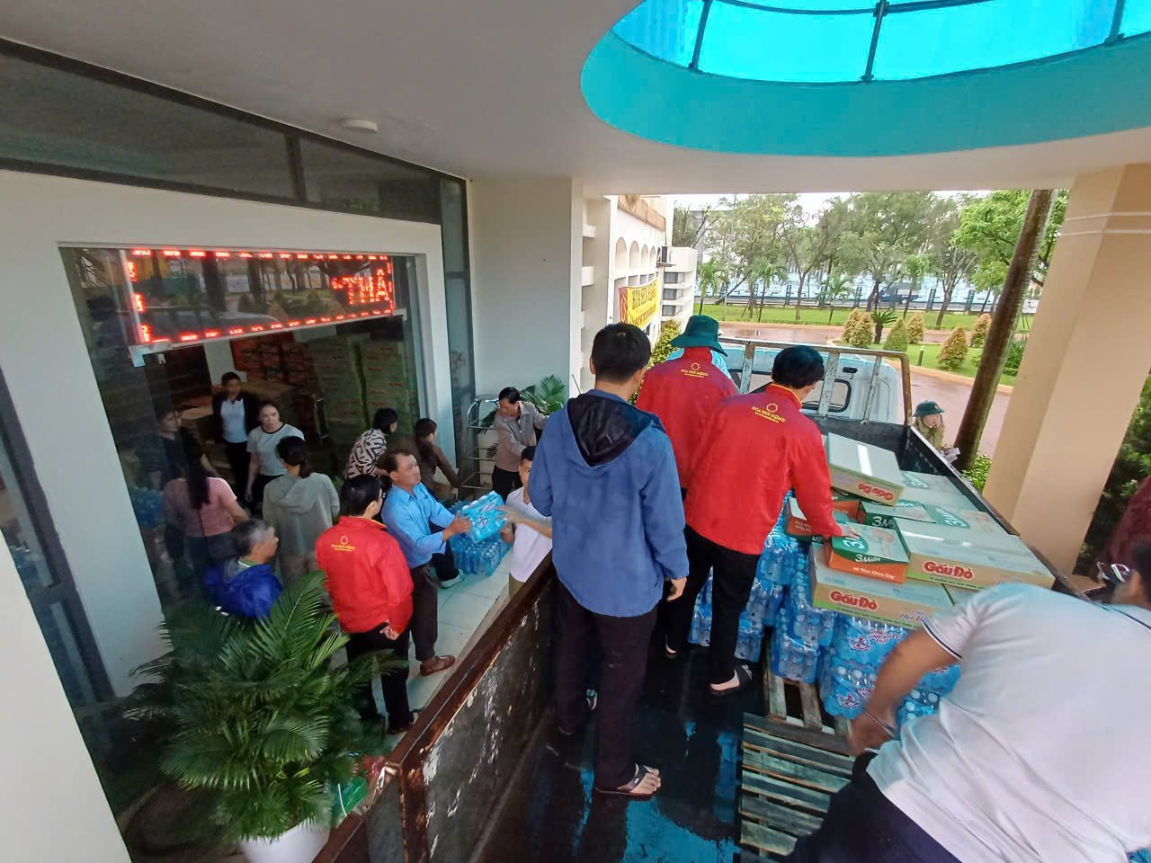 Những đoàn xe cứu trợ đã lần lượt tiếp cận các khu vực đang cần hỗ trợ khẩn cấp. Ảnh: PV.