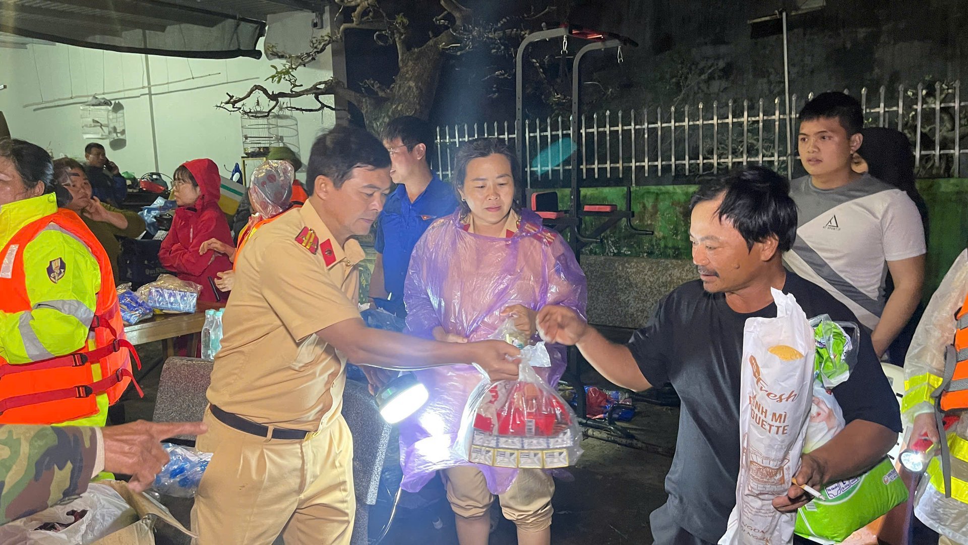 Lực lượng Cảnh sát Giao thông đã tích cực phối hợp, hỗ trợ đoàn của Tập đoàn Hoa Sen tiếp cận từng điểm ngập để trao quà cứu trợ đến bà con gặp khó khăn. Ảnh: PV.