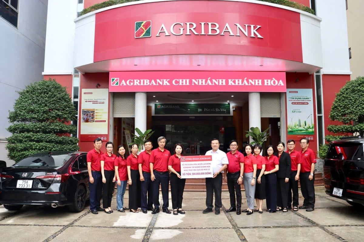 Agribank fackförening besöker, uppmuntrar och stöder Agribank Khanh Hoas anställda. Foto: V.D.T. Công đoàn Agribank thăm, động viên và hỗ trợ người lao động Agribank Khánh Hòa. Ảnh: V.Đ.T.