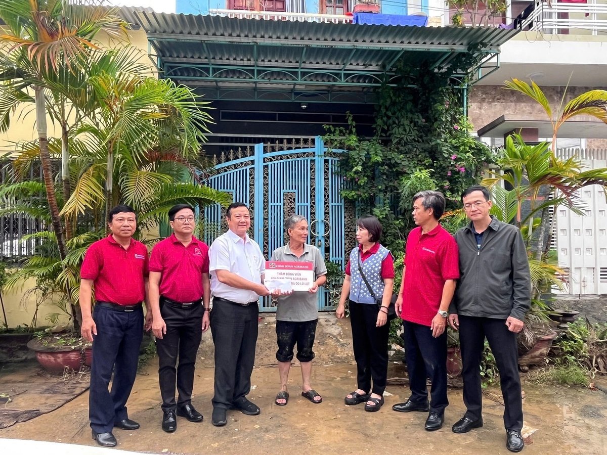 Fackföreningen Agribank besökte, uppmuntrade och stödde familjen till fackmedlemmen Tran Thuong Les hus vars hus var djupt nedsänkt i översvämningen. Foto: V.D.T. Công đoàn Agribank thăm, động viên và hỗ trợ gia đình Đoàn viên Trần Thượng Lễ có nhà bị ngập sâu trong lũ. Ảnh: V.Đ.T.