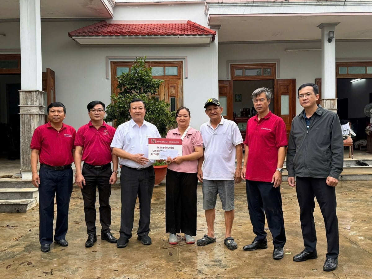 Fackföreningen Agribank besökte, uppmuntrade och stödde familjen till fackmedlemmen Vo Thi Minh Tram vars hus var djupt nedsänkt i översvämningen. Foto: V.D.T. Công đoàn Agribank thăm, động viên và hỗ trợ gia đình Đoàn viên Võ Thị Minh Trâm có nhà bị ngập sâu trong lũ. Ảnh: V.Đ.T.