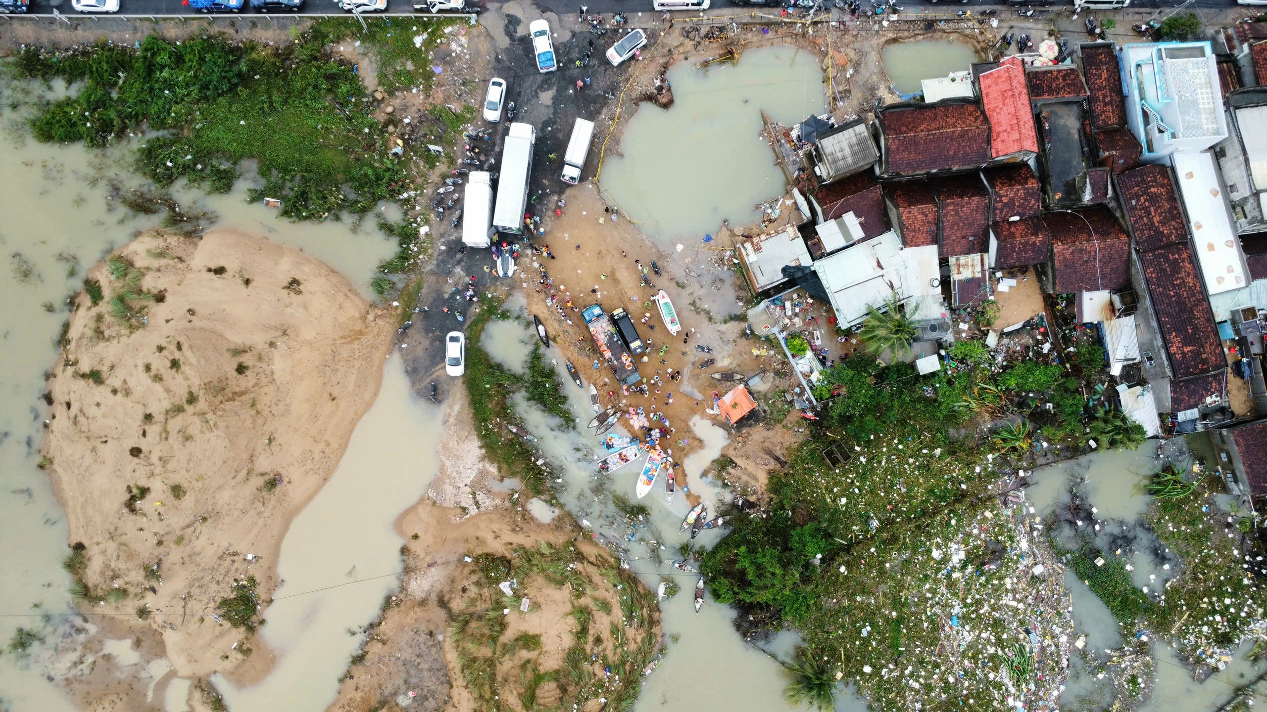 Xã Hòa Xuân (Phú Yên cũ) sau lũ dữ: Nhà cửa tan hoang, lòng người đau xót