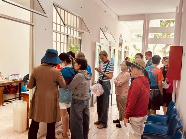 خان هوا فوراً مردم را به اهدای داوطلبانه خون برای نجات جان انسانها فرا میخواند - عکس ۱ Khánh Hòa kêu gọi hiến máu tình nguyện khẩn cấp để cứu người- Ảnh 1.