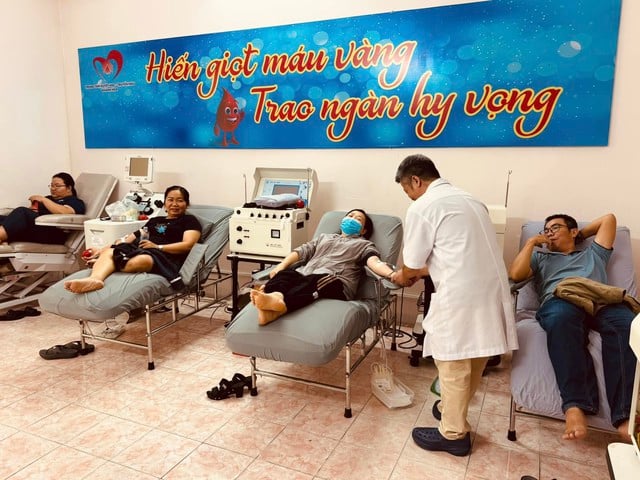 خان هوا فوراً مردم را به اهدای داوطلبانه خون برای نجات جان انسانها فرا میخواند - عکس ۲. Khánh Hòa kêu gọi hiến máu tình nguyện khẩn cấp để cứu người- Ảnh 2.