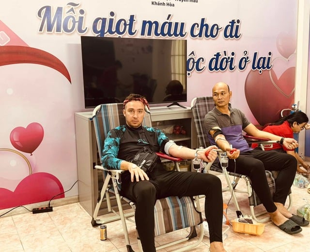 خان هوا فوراً مردم را به اهدای داوطلبانه خون برای نجات جان انسانها فرا میخواند - عکس ۳. Khánh Hòa kêu gọi hiến máu tình nguyện khẩn cấp để cứu người- Ảnh 3.