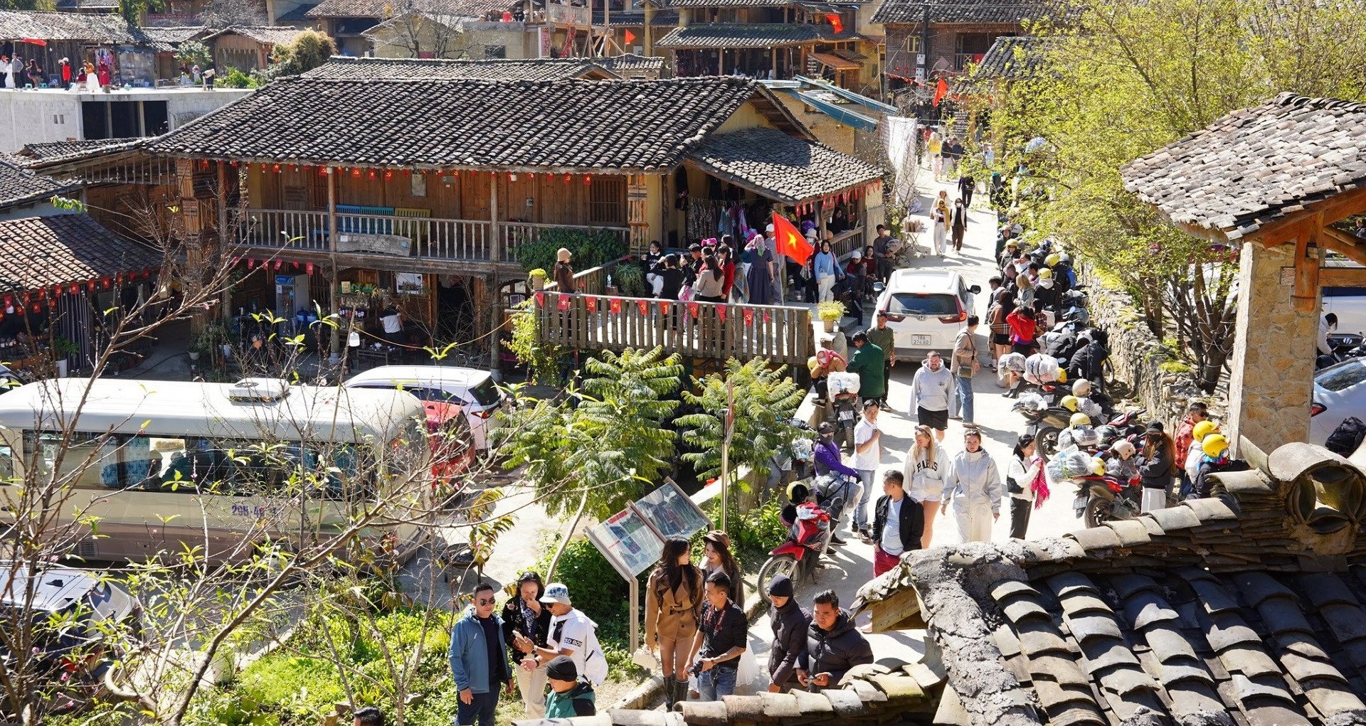 Du khách đông nghịt tại Lô Lô Chải, xếp hàng cả tiếng để chụp ảnh ngày cuối tuần