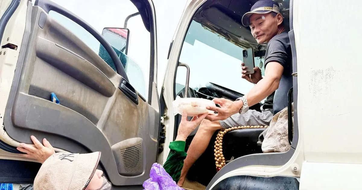 Khẩn trương khôi phục các tuyến giao thông trọng điểm