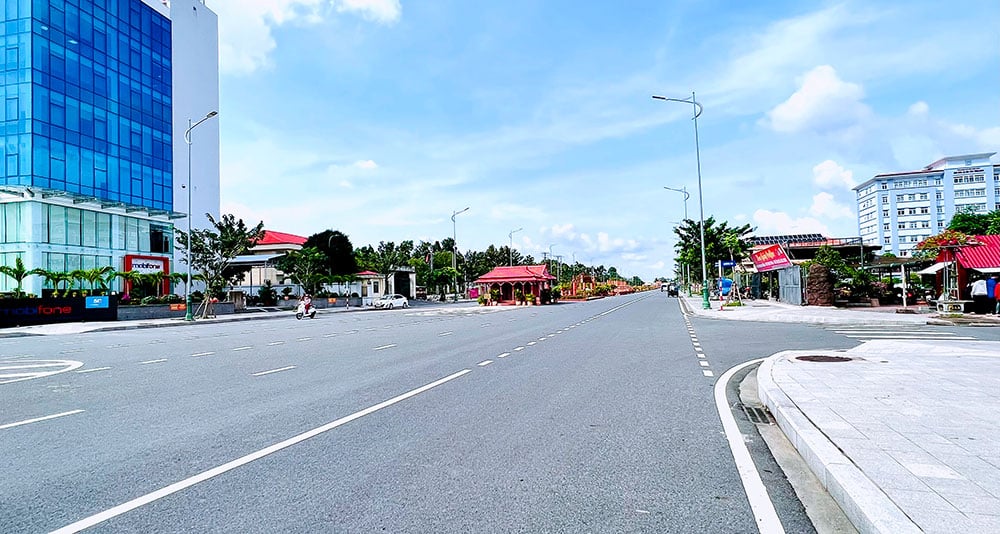 De route heet Tran Van Bay Street en het startpunt ligt naast Pham Hung Street. Het eindpunt ligt naast Vo Van Kiet Street (de weg die Pham Hung Street verbindt met Vo Van Kiet Street, voor de poort van het Provinciaal Congrescentrum).