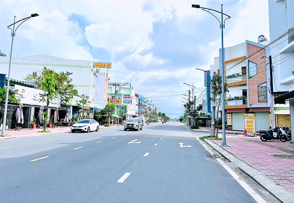 De brug heet Ton Duc Thang en het beginpunt ligt naast de Mau Than-straat, het eindpunt ligt naast de weg naar het Vinh Long-televisiepark.