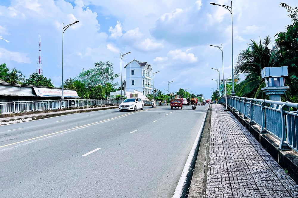 Ton Duc Thang Street - startpunt naast Mau Than Street; eindpunt naast Pho Co Dieu Street, in Phuoc Hau Ward.