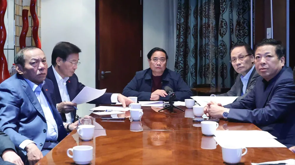 From South Africa, Prime Minister Pham Minh Chinh held an urgent online meeting with ministries, branches, agencies and localities on the flood situation and continued response and overcoming the consequences of natural disasters.