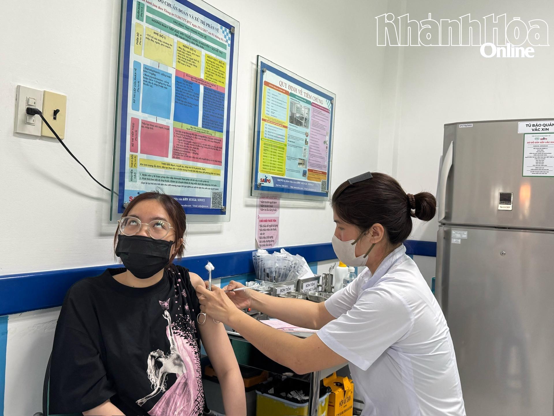 Viện Vắc xin và Sinh phẩm Y tế tiêm phòng uốn ván miễn phí cho người dân vùng lũ