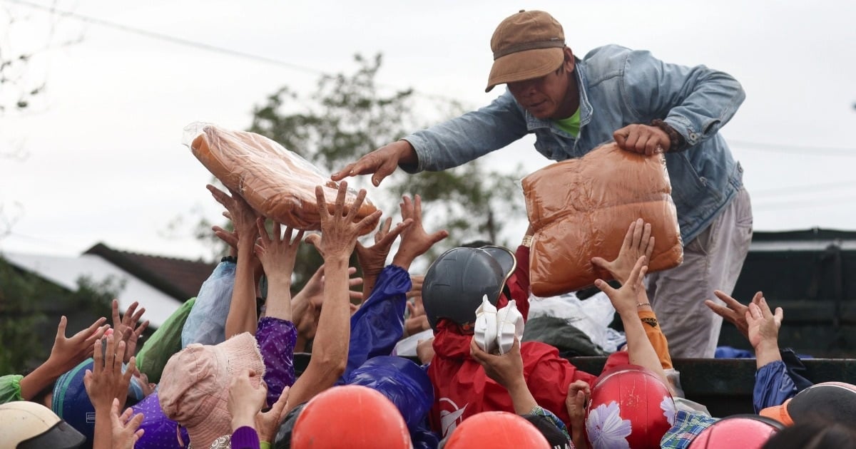 "Bộ Quốc phòng khẩn trương sản xuất thêm quần áo, cấp cho dân vùng lũ"