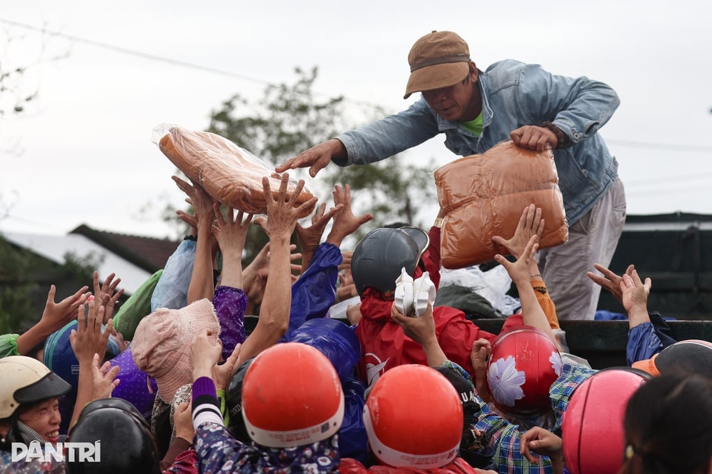 Försvarsministeriet producerar snarast fler kläder för att ge till människor i översvämningsdrabbade områden - 2