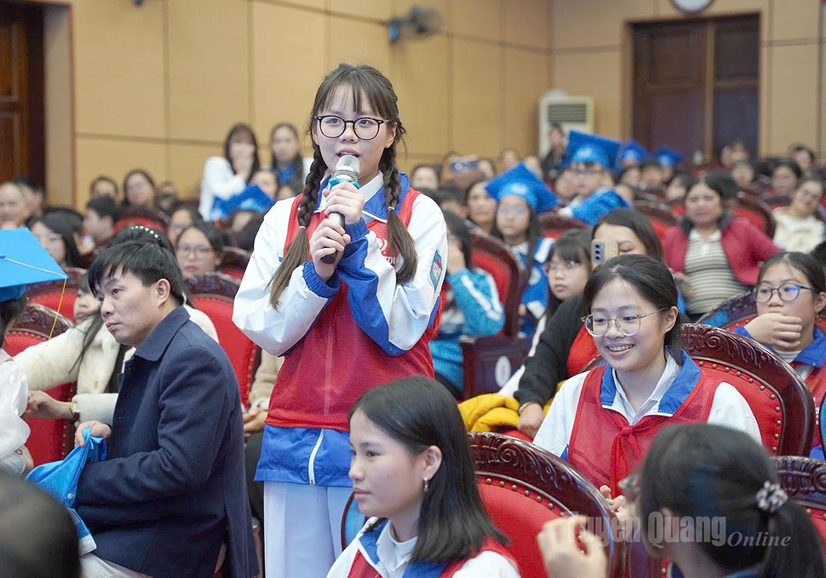 Siswa berinteraksi dan menjawab pertanyaan di festival.