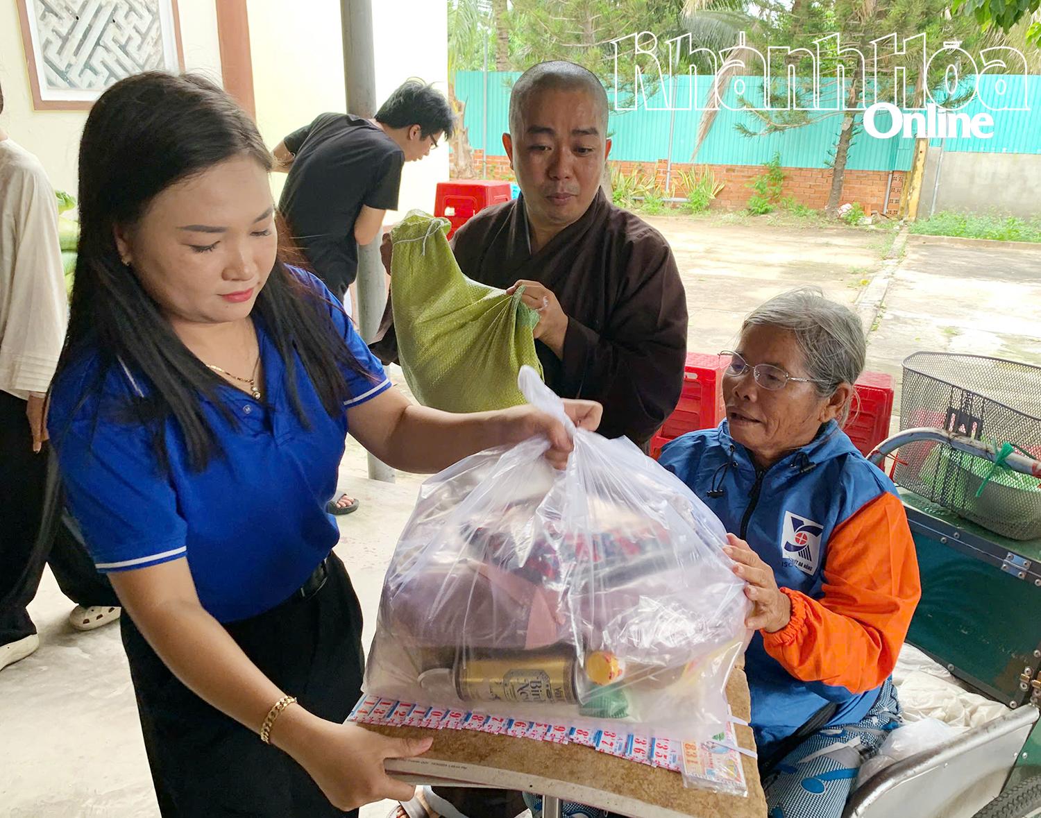 Xã Ninh Phước phối hợp tặng 200 phần quà cho người dân có hoàn cảnh khó khăn